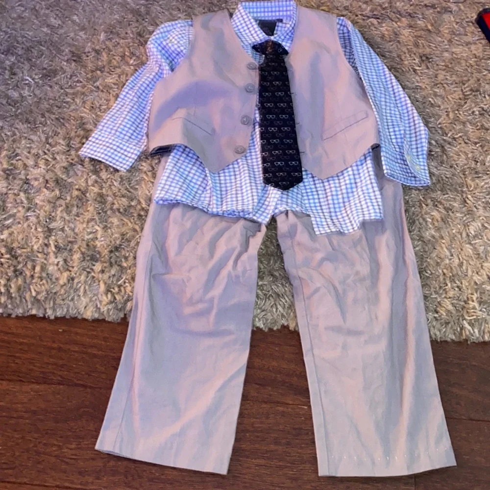 Kenneth Cole boys size 4 piece set pants, shirt,vest and tie used a few …